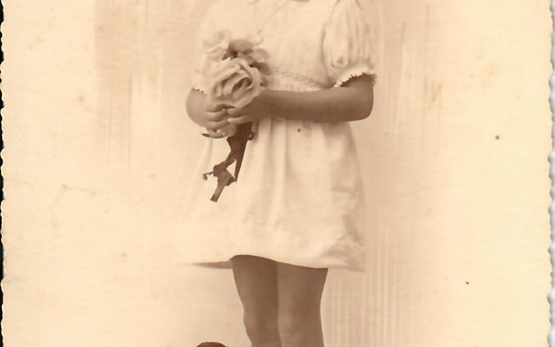Anne-Marie environ 4 ans portrait en studio avec chien en peluche