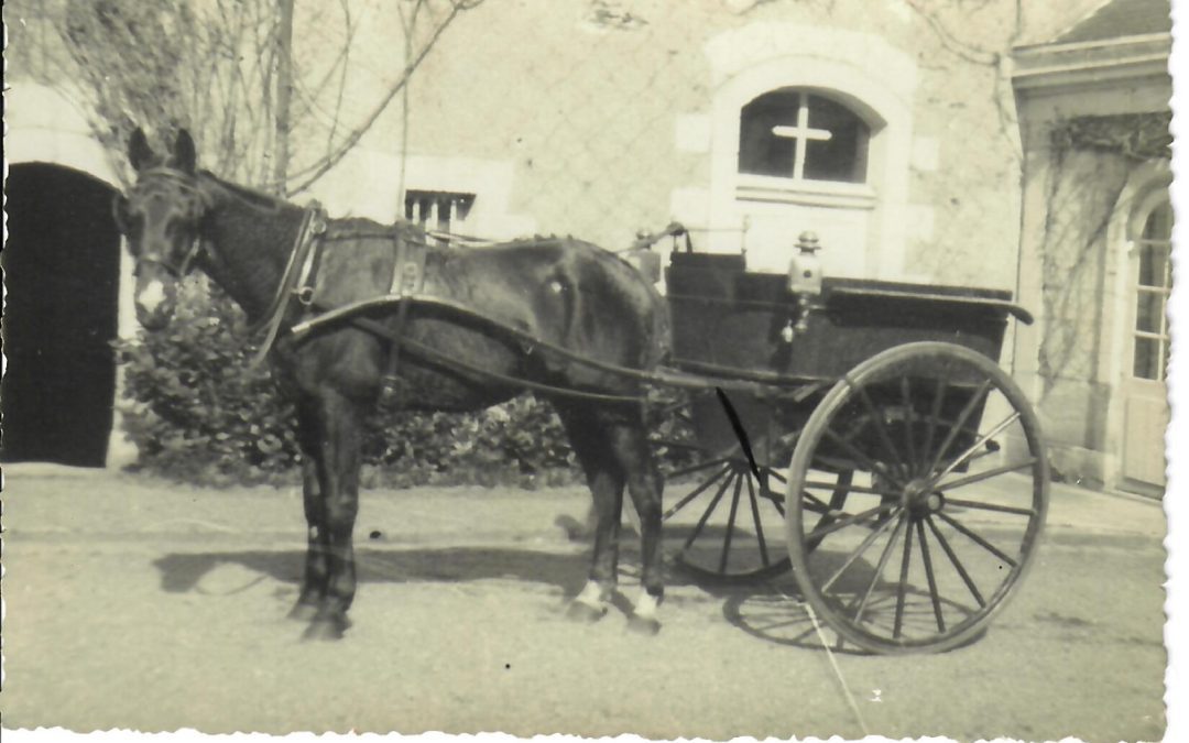 Galantino dans la cour d&rsquo;honneur de La Romanerie